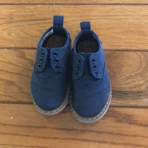 Navy Toms walking shoe